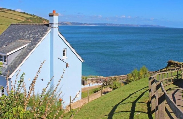 KITTIWAKE, pet friendly, luxury holiday cottage in Hallsands