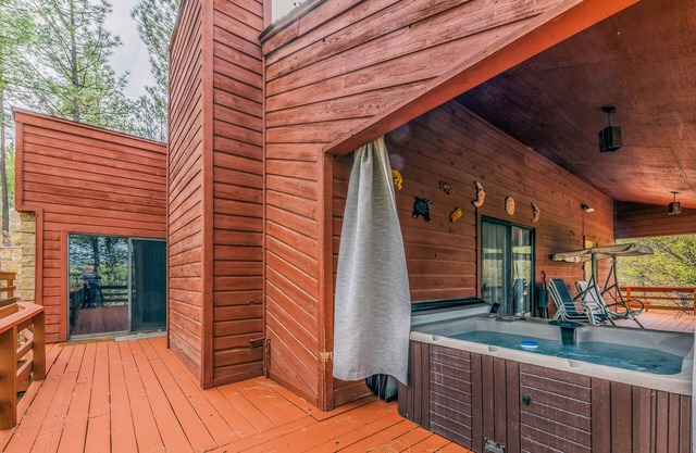 Kizzy's Kove! Close to Midtown with hot tub!