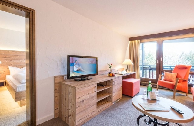 Klassik Suite Waldseite mit Doppelbett, separatem Wohnzimmer und Terrasse oder Balkon