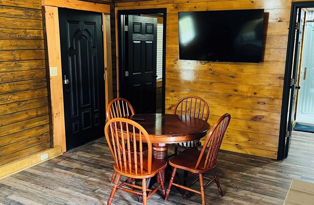 KNOTTY PINE 🌲 Handcrafted Cozy Cabin in RRG Pet Friendly Hot Tub