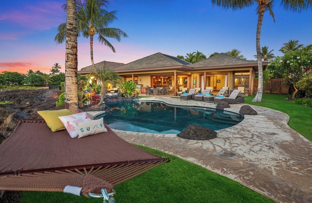 Kolea Family Retreat - Heated Pool, Outdoor Kitchen, Steps to Ocean!