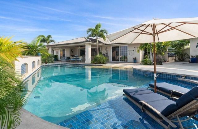Kona Bubbles: Pristine Luxury 4 bedroom Home with Amazing Pool & Oceanviews!