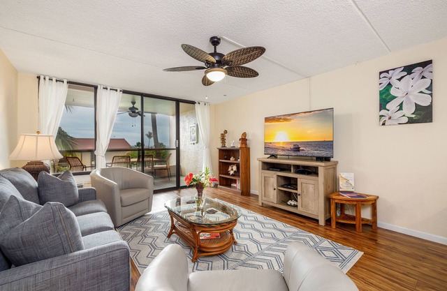 KONA PACIFIC C-618 NICE OCEAN VIEW, Top Floor, WALK TO TOWN! Elevator, AC!