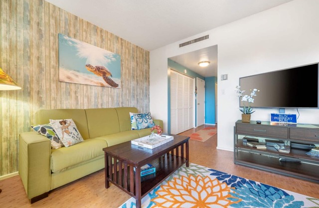 Kona Plaza#217 Amazing Location. In Heart of Kona town. Ac & Elevators!