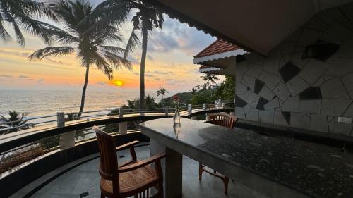 Kovalam Gymkhana Thayil kadaloram