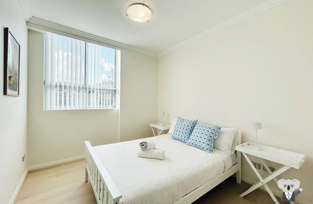 KozyGuru | Homebush West | 3Bed 2Bath Apt +Parking