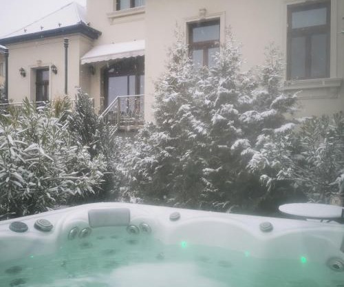 Kúria apartman with private jacuzzi and pool