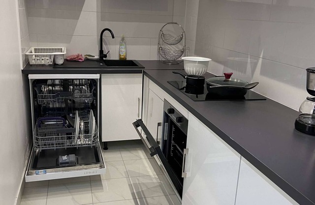 L'appartement dispose d'un lit, d'un canapé-lit et d'une cuisine avec un réfrigérateur