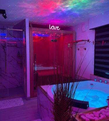 L'Aurore suite de charme, clim jacuzzi, sauna, piscine chauffée cuisine.