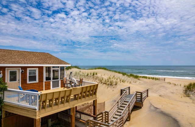 L'il Seabreeze-Oceanfront, ocean views, awesome sunrises, steps to the beach!