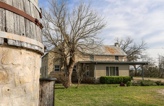 L&L River Haus | 2/2 Country Farmhouse | River Access | Hill Country Views