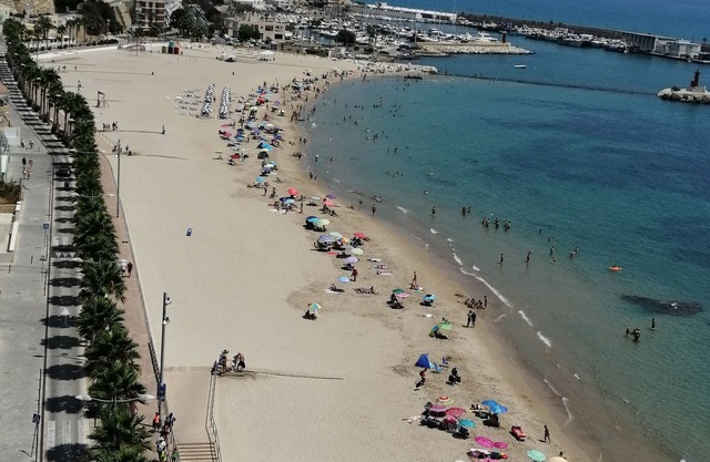 L&Z 6-person Penthouse by the sea and beach with beautiful views.