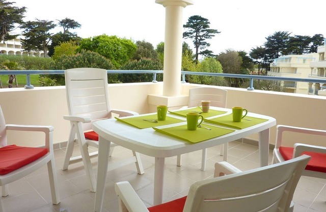 LA BAULE BEACH 5 minutes walk TERRACE 15 m² overlooking wooded park Swimming pools