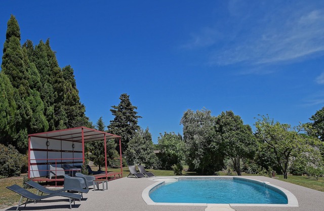 La Calèche at Domaine de Curé (for 2) with pool
