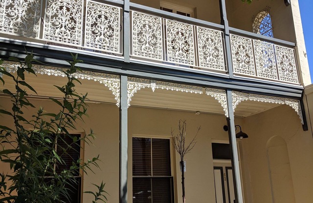 "La Dentella" French for Lace -Exquisite Luxury Terrace in Bathurst CBD