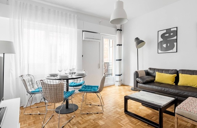 La Latina Life - 2-Bedroom Apartment with Balcony
