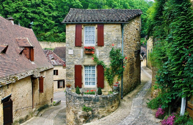 La Petite Maison: Fairytale Stay in Village Center
