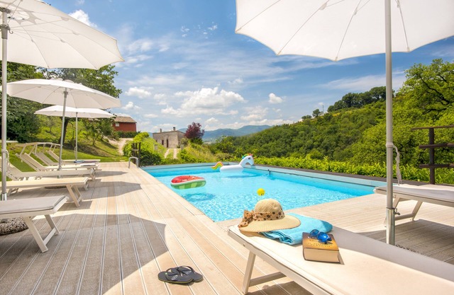 La Quercia d'oro - "Borgo Canapegna" private pool near Frasassi Caves