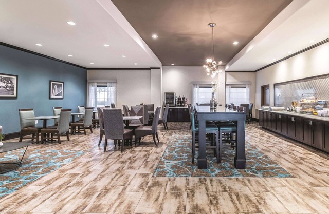 La Quinta Inn & Suites by Wyndham Dallas Grand Prairie South