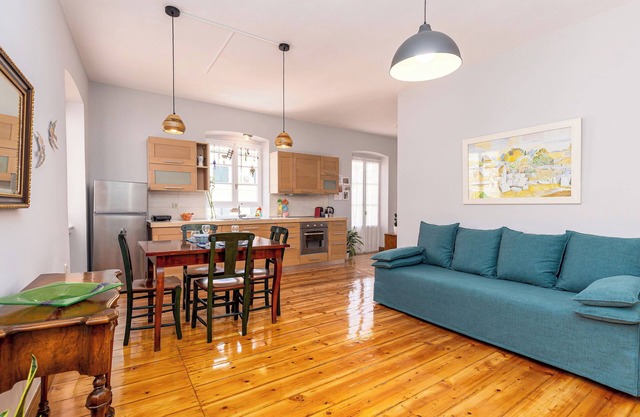 La Rondine - Venetian era flat