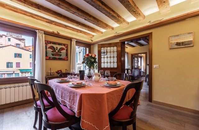 La Tana Cozy Apartment in Campo San Maurizio
