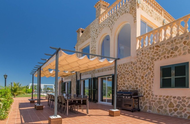 La Tierra with Mountain Views & Pool