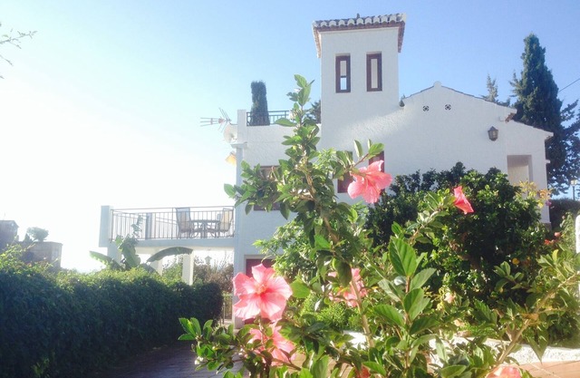 La Torrecica: with Andalusian character and magnificent views of the sea and Sierra Nevada.