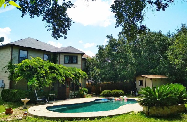 Lackland/Seaworld Cozy Home with a Private Pool