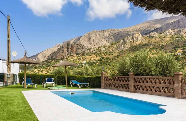 Lagar del Chorro 3 bedroom share pool & garden