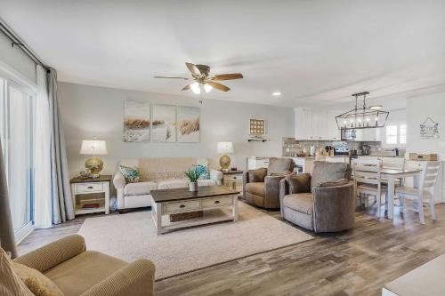 Lagoon Landing 202- Beautifully decorated condo with balcony & pool steps to beach & lagoon