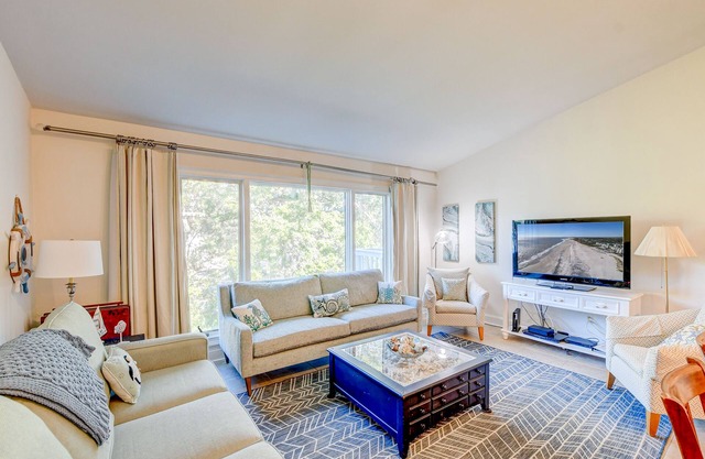 Lagoon view condo w/easy access to the beach in Wild Dunes