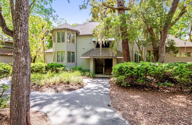 Lagoon view, second floor villa w/screened in porch, short walk to the beach
