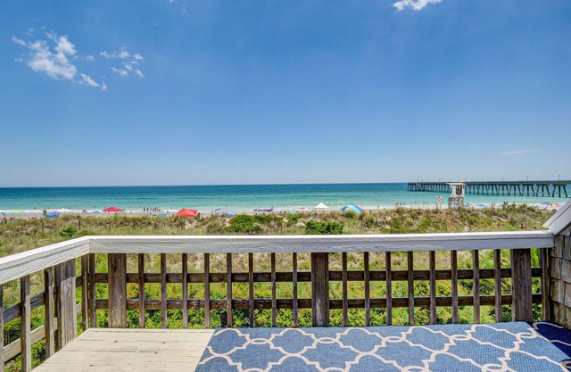 Laing - Large Oceanfront beach house with 2 kitchens and living rooms
