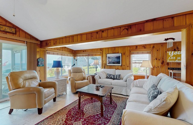 Lake access house w/water views, kayaks, gas grill, deck, sunroom, telescope