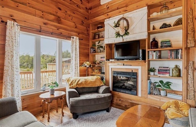 Lake access with forested property - Peaceful, clean & bright. Dog friendly.
