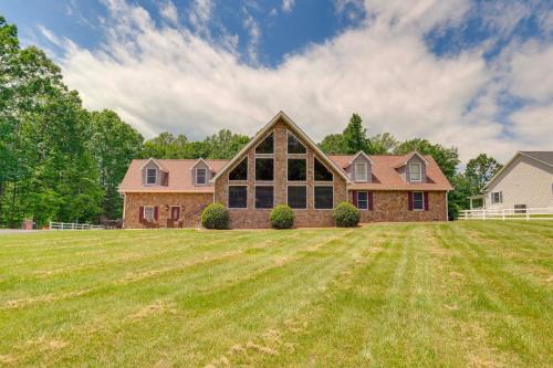 Lake Anna Retreat with Dock Access Boating and BBQs!