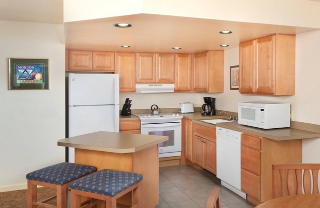 Lake Chelan Shores , 2Bed 2Bath Condo, summer 2024available, NICE! NEW Listing!