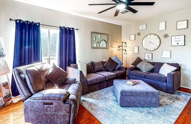 Lake Conroe waterfront gem - boat launch, lake-view screened porch, dog-friendly