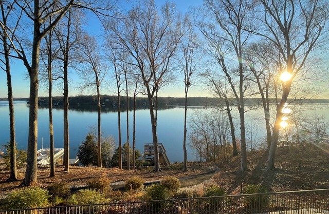 Lake Escape has it ALL-Deep water, panoramic views, POOL, main lake!
