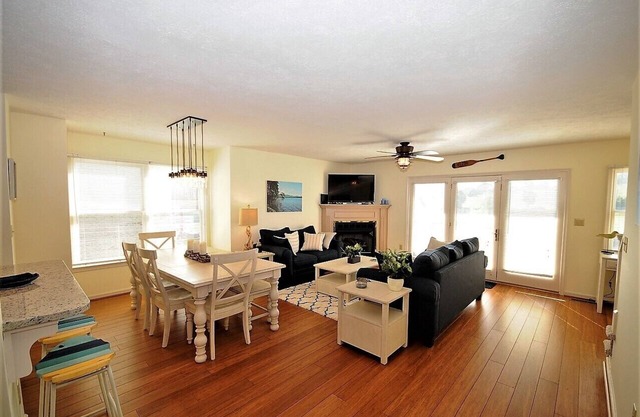 LAKE FRONT, 3 BEDROOM, 3 1/2 BATH, Covered Boat Slip, 2 FIREPLACE, 4 KAYAK, WIFI