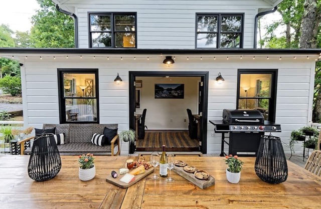 LAKE-FRONT! Amazing Covered Patio, Hot tub, walk 2 town, chrgr, sleeps 17