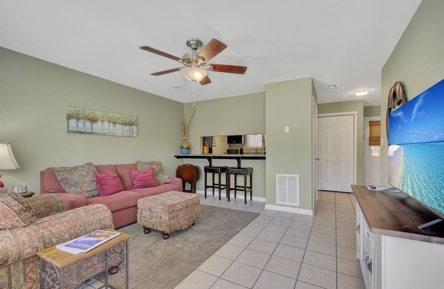 Lake Front Condo with Boat Slip/Unit 9/Close to Bathhouse Row and Oaklawn!