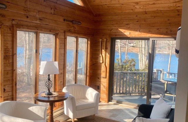 LAKE FRONT GETAWAY; Hot tub, Private Beach, Fire-Pit