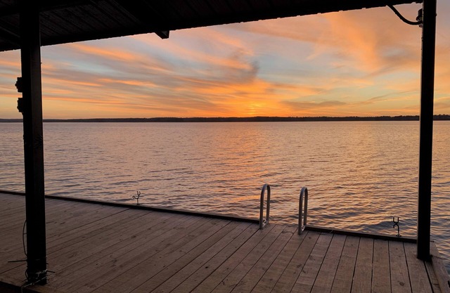 Lake front home w/gorgeous sunsets from dock for families or fishing groups!