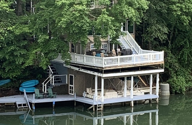 Lake front house & kayaks in hidden GEM lake lure