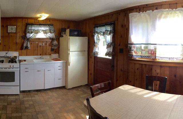 Lake Front Rustic Cabin #2 on Private Lake!