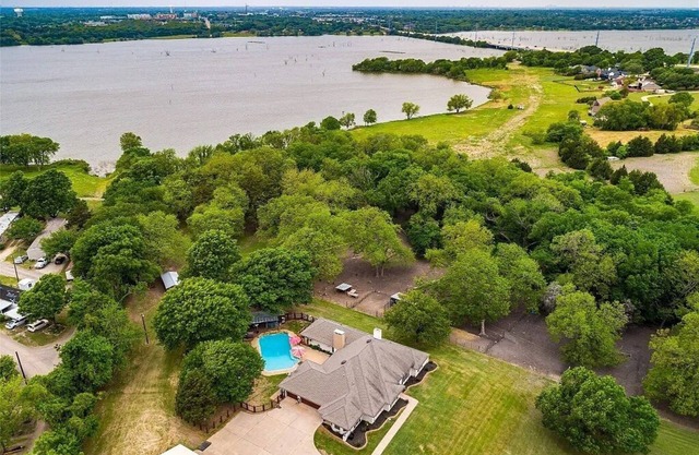 Lake Front Villa with Pool, Spa, 4 Bedroom and 3 Bath