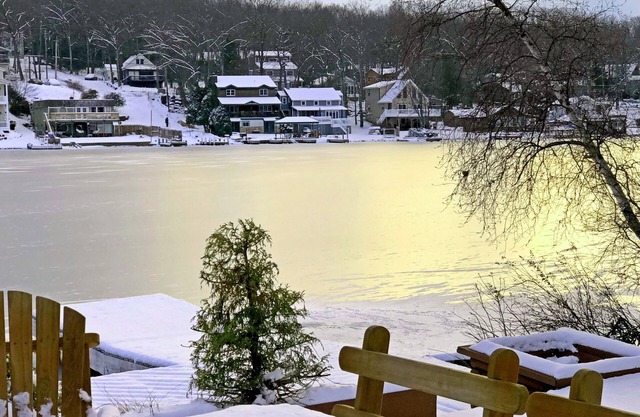 LAKE FRONT, WIFI, Cable, House w Cottage, 2 hot tbs, pool table,secluded area