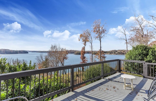 Lake Hartwell, close to Clemson, fishing, romantic get away, bridal shower.n
