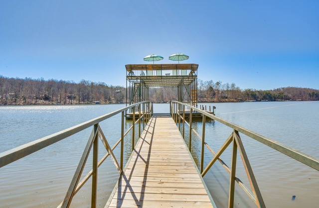 Lake Hartwell Retreat w/2-Tier Dock & Boat Slip!